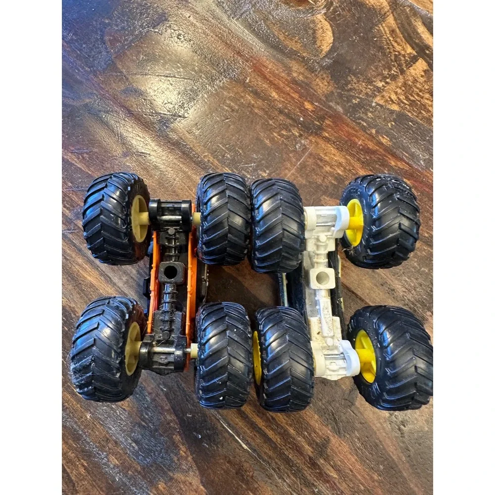 Monster Jam Wild Streak & HW Safari Jeep Monser Truck 1:64‎ Hot Wheels lot of 2